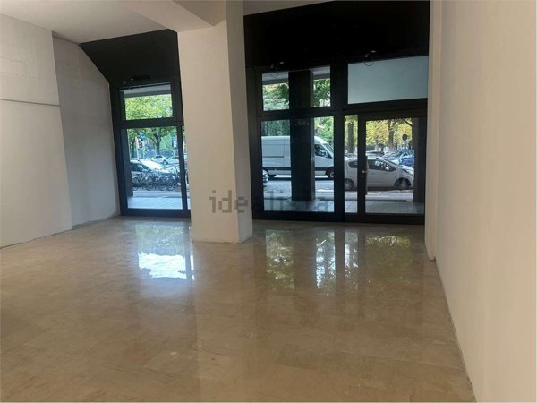 locale commerciale in affitto a Bologna