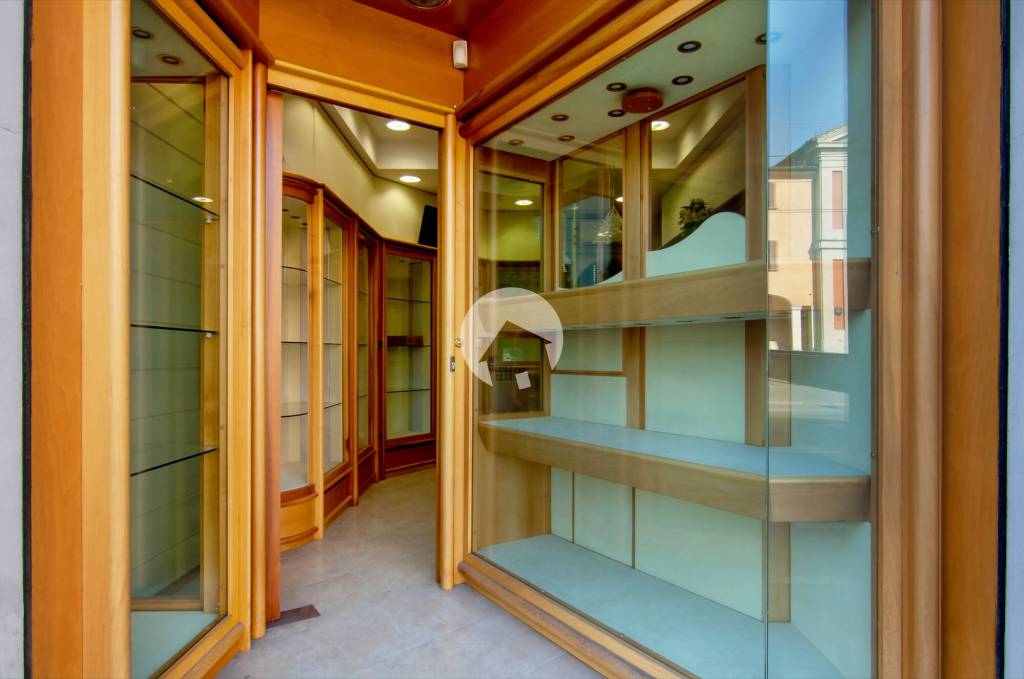 negozio in affitto a Bologna in zona Murri