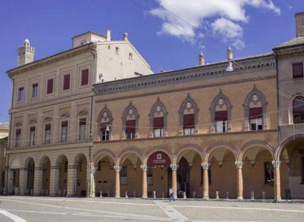 negozio in affitto a Bologna in zona Santo Stefano