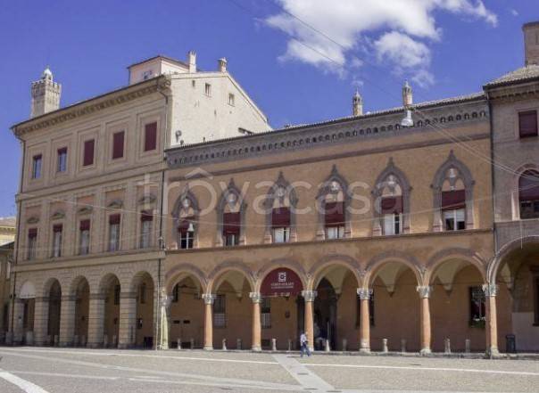 negozio in affitto a Bologna in zona Santo Stefano