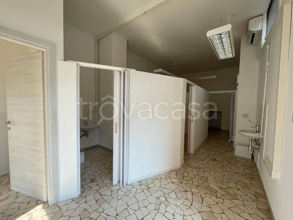 negozio in affitto a Bologna in zona Saffi