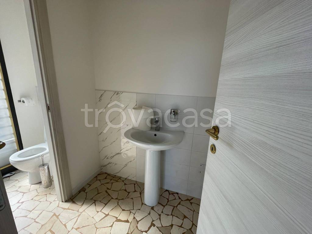 negozio in affitto a Bologna in zona Saffi