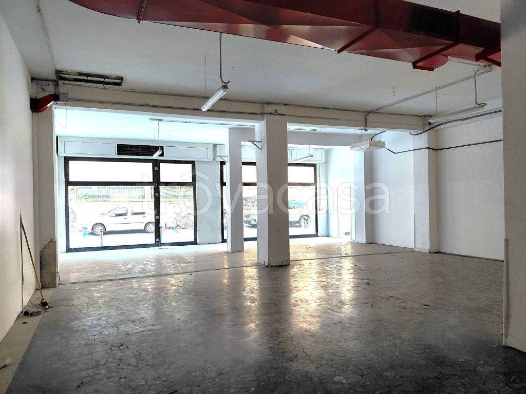 negozio in affitto a Bologna in zona Saragozza