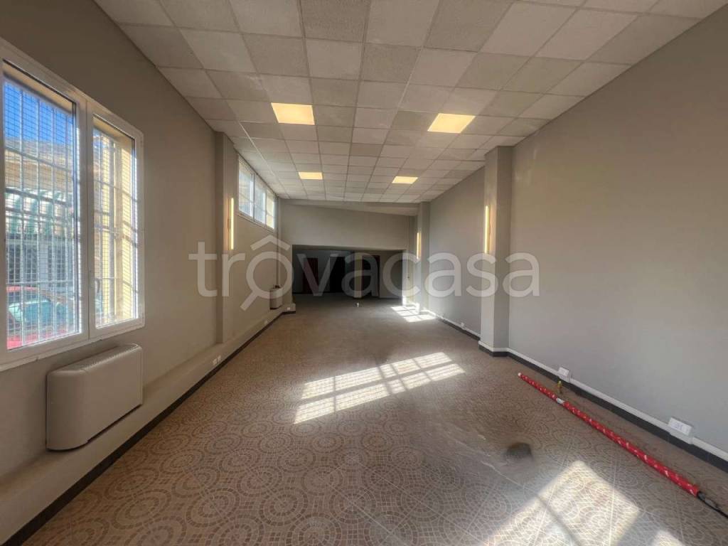 locale commerciale in affitto a Bologna