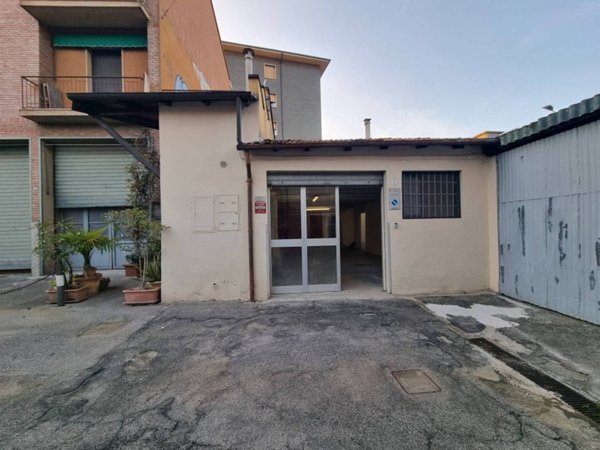 locale commerciale in affitto a Bologna in zona Andrea Costa