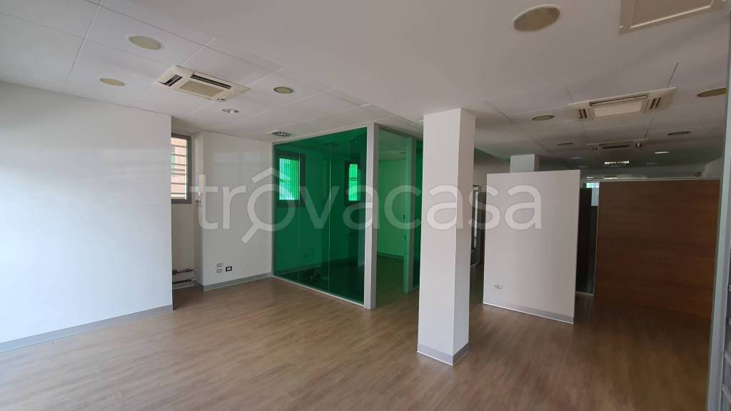 negozio in affitto a Bologna in zona San Donato