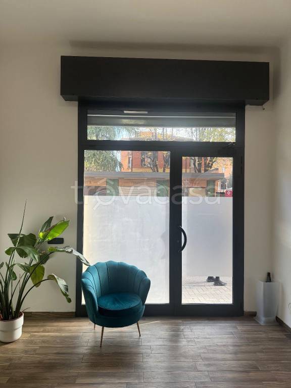 negozio in affitto a Bologna in zona Saffi