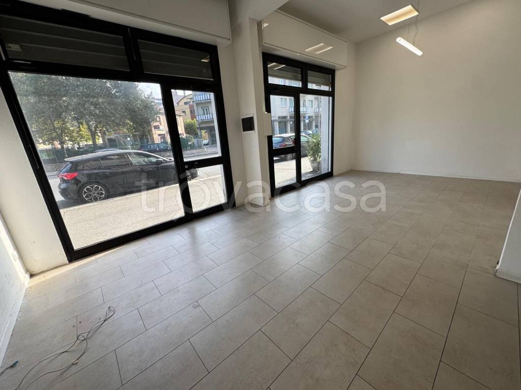 negozio in affitto a Bologna in zona San Donato