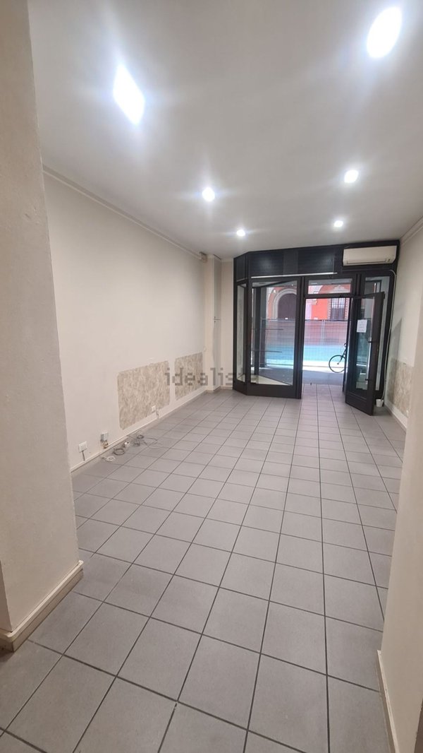 negozio in affitto a Bologna in zona Quartiere Porto