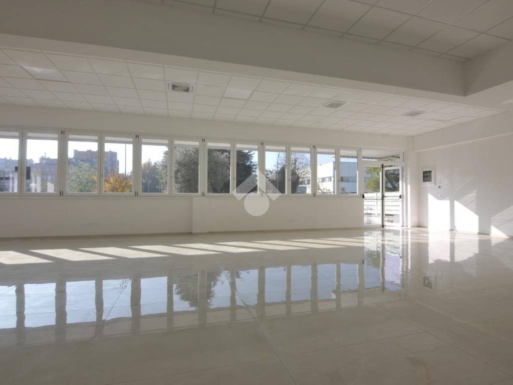 locale commerciale in affitto a Bologna in zona Corticella