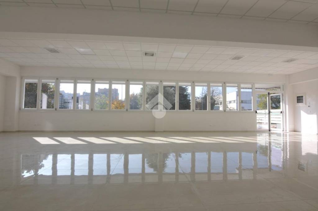 locale commerciale in affitto a Bologna in zona Corticella