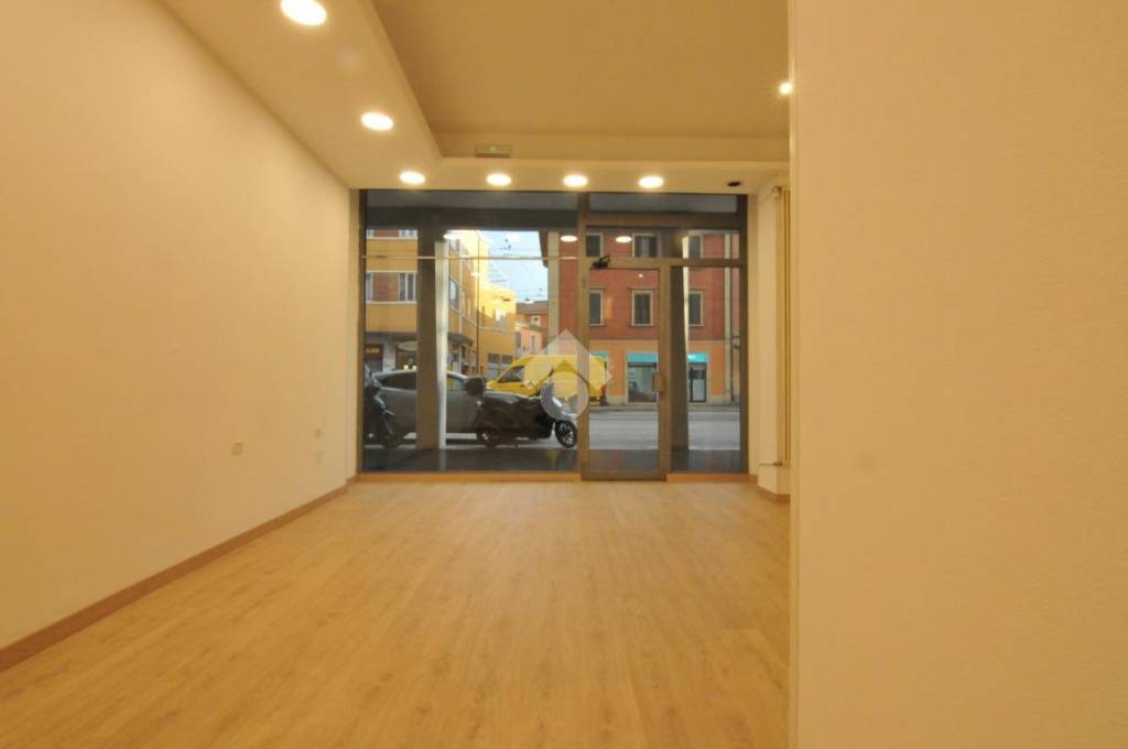 negozio in affitto a Bologna in zona San Vitale