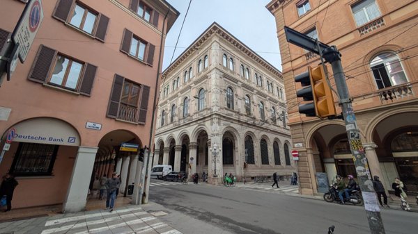 negozio in affitto a Bologna in zona Santo Stefano