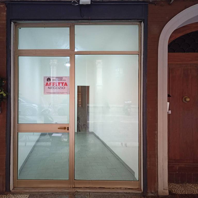 negozio in affitto a Bologna in zona Santo Stefano