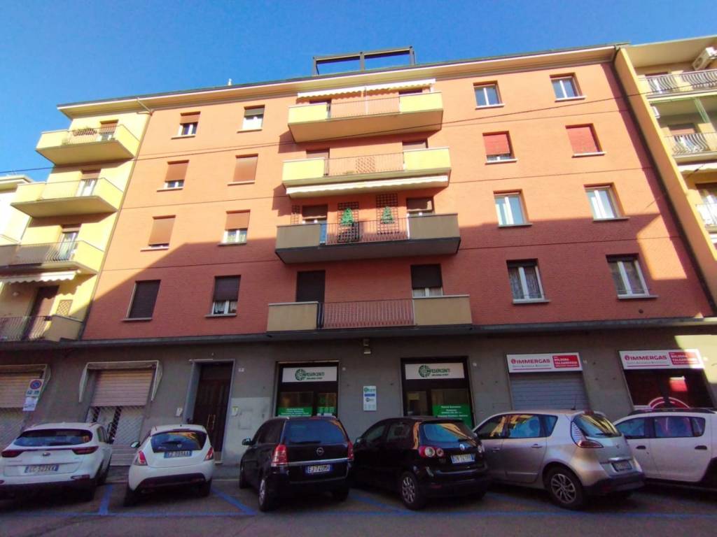 negozio in affitto a Bologna in zona Saffi