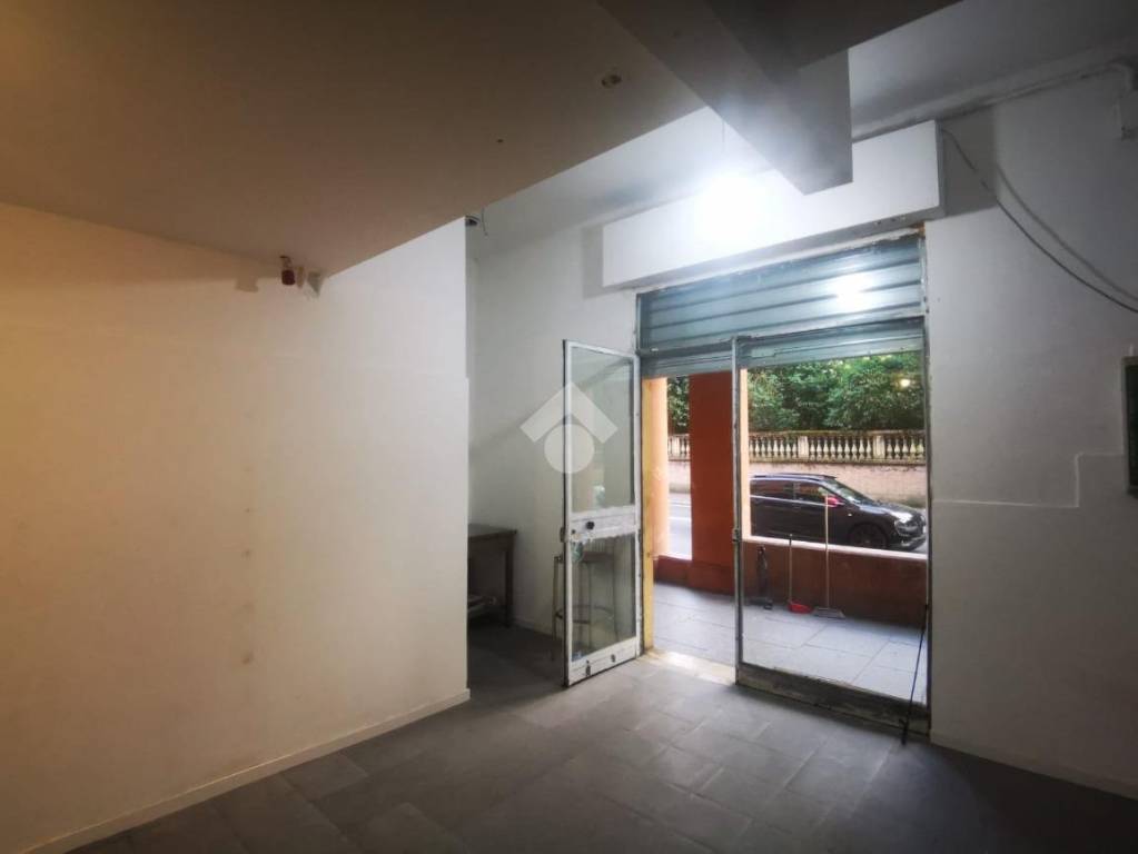 negozio in affitto a Bologna in zona Saragozza