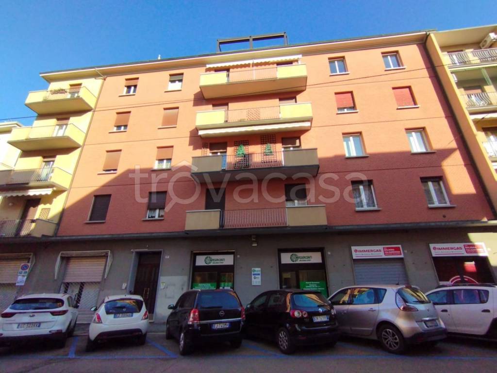 negozio in affitto a Bologna in zona Saffi