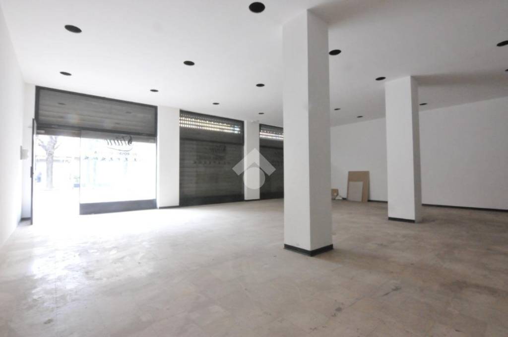 negozio in affitto a Bologna in zona Quartiere Navile