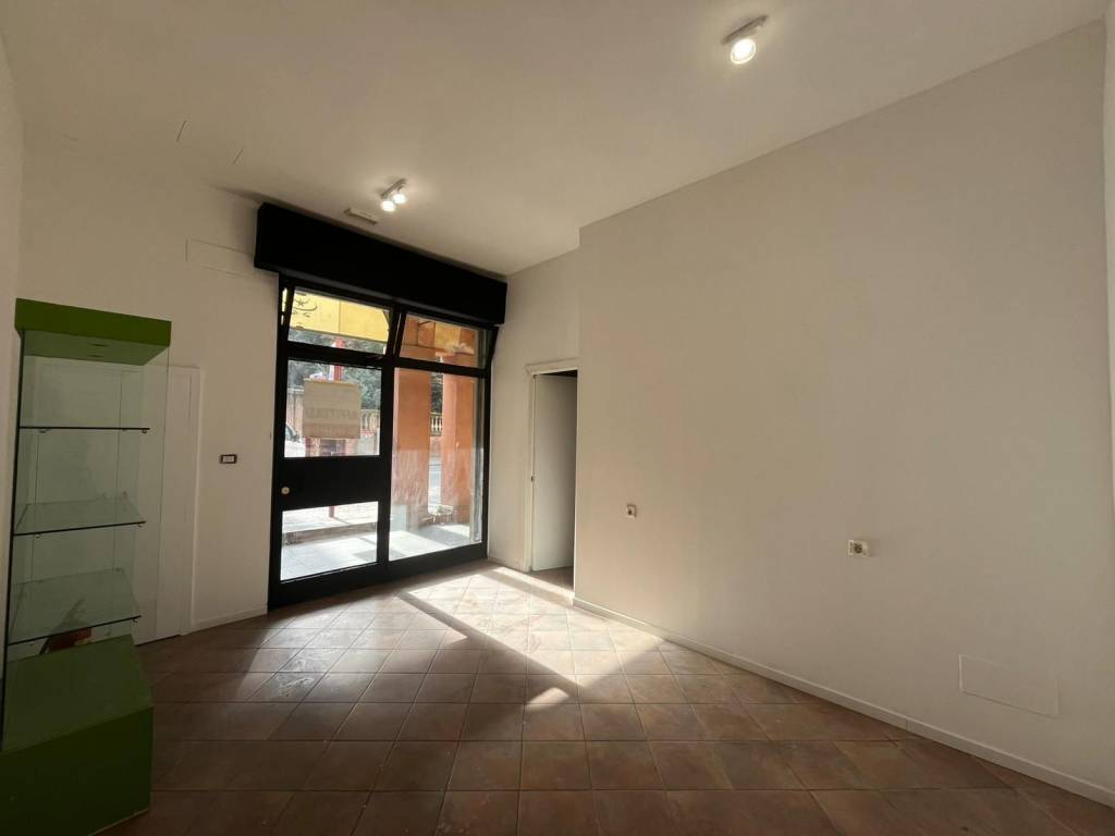 negozio in affitto a Bologna in zona Saragozza