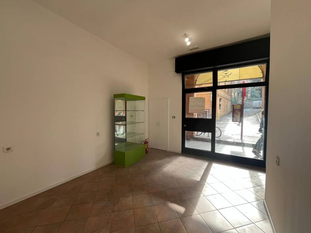 negozio in affitto a Bologna in zona Saragozza