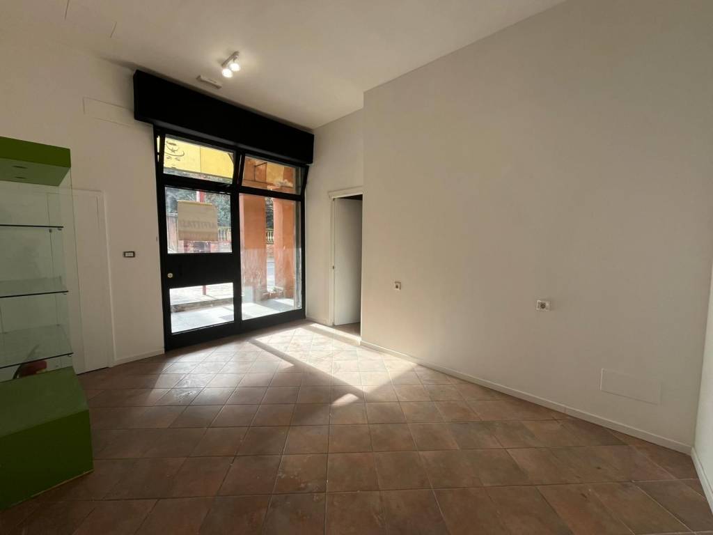 negozio in affitto a Bologna in zona Saragozza