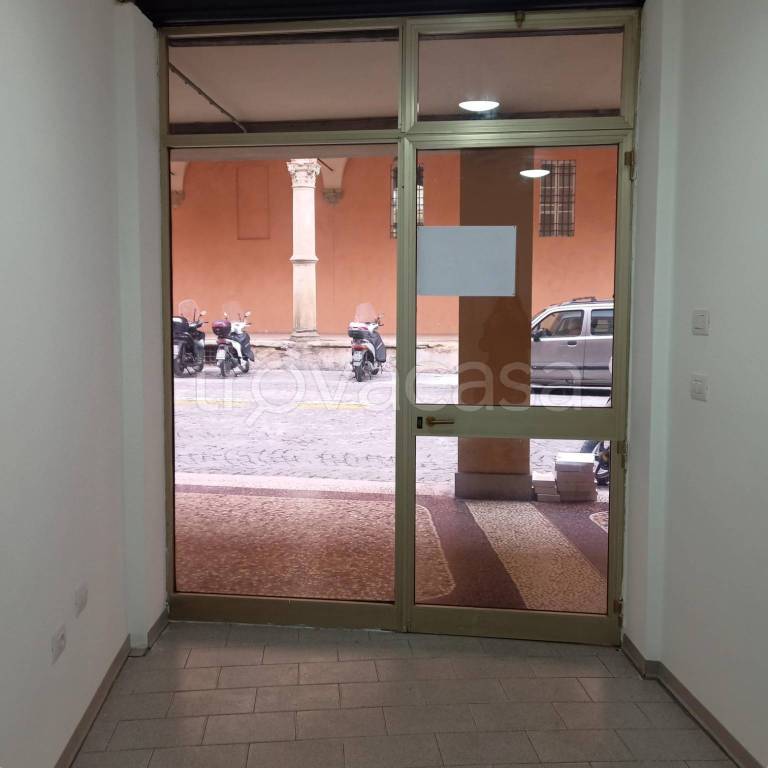negozio in affitto a Bologna in zona Santo Stefano
