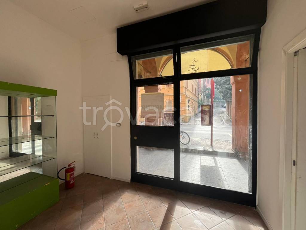 negozio in affitto a Bologna in zona Saragozza