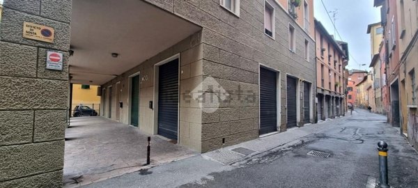 negozio in affitto a Bologna in zona Quartiere Porto