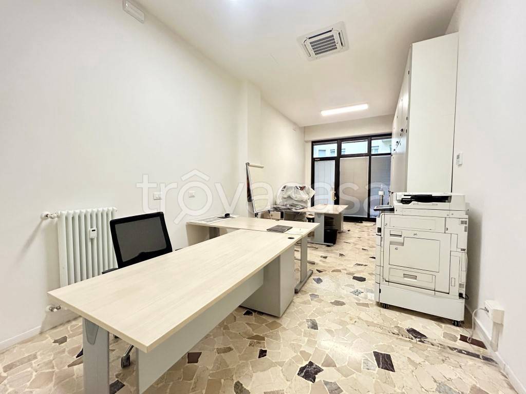 negozio in affitto a Bologna in zona Quartiere Porto