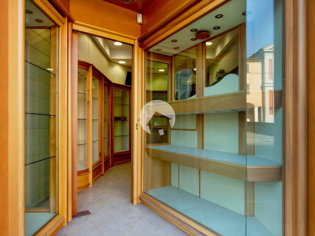 negozio in affitto a Bologna in zona Murri