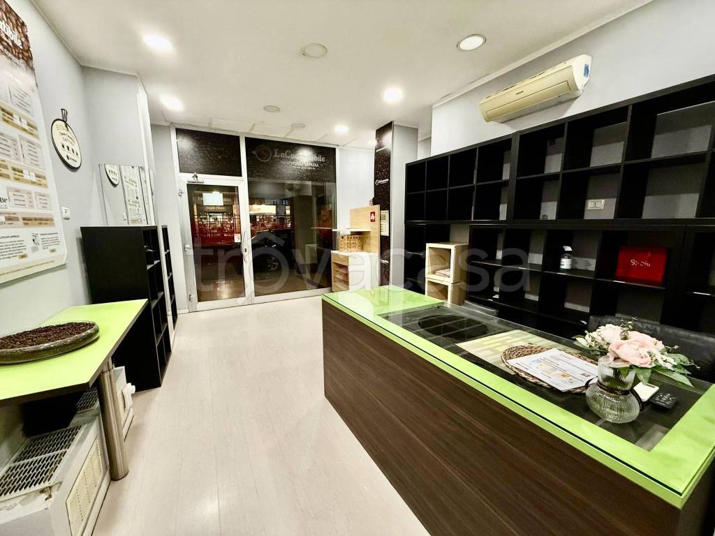 negozio in affitto a Bologna in zona Reno