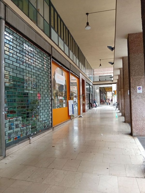 negozio in affitto a Bologna in zona Quartiere Porto