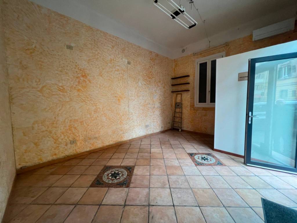 negozio in affitto a Bologna in zona Saffi