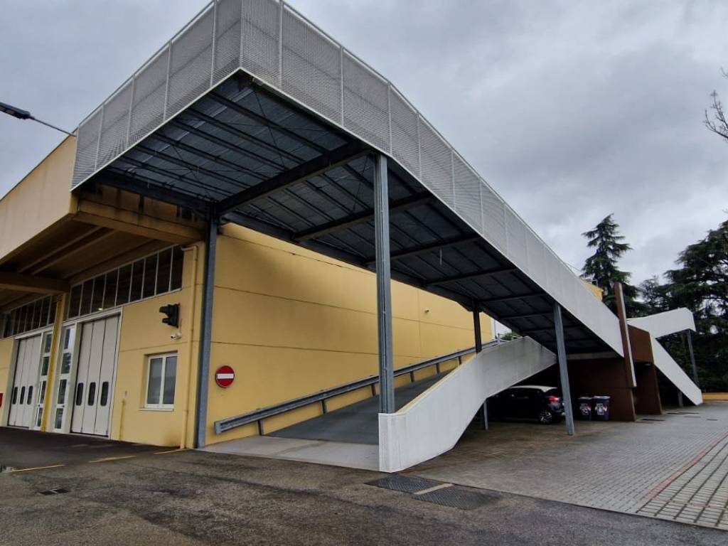 locale commerciale in affitto a Bologna in zona Aeroporto