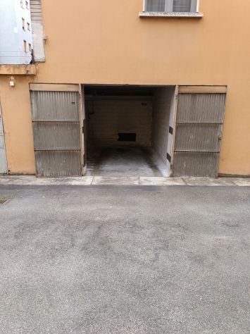 negozio in affitto a Bologna in zona Saragozza