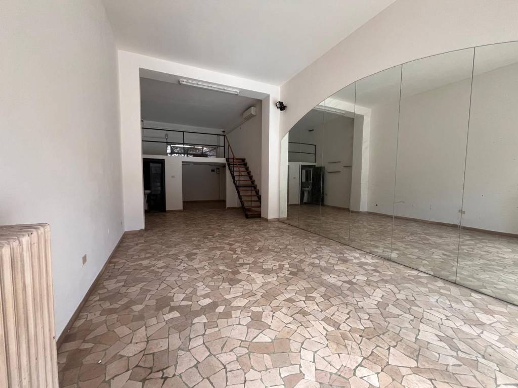 locale commerciale in affitto a Bologna in zona Andrea Costa