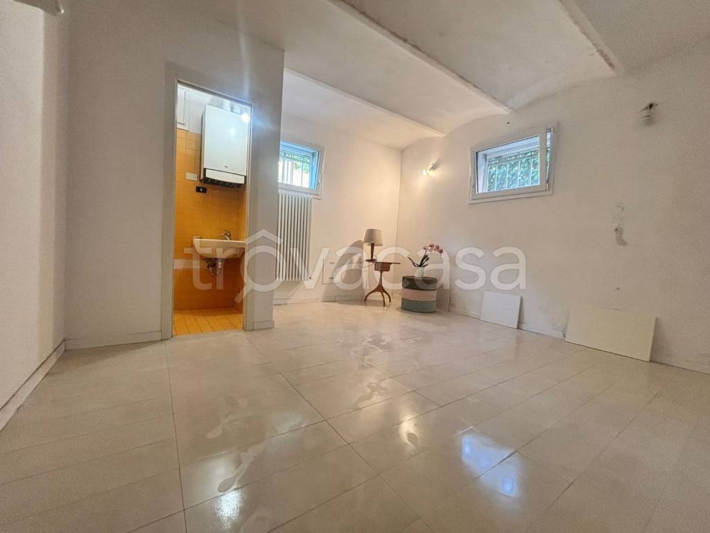 locale di sgombero in affitto a Bologna in zona Andrea Costa