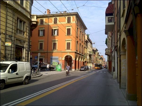 locale commerciale in affitto a Bologna