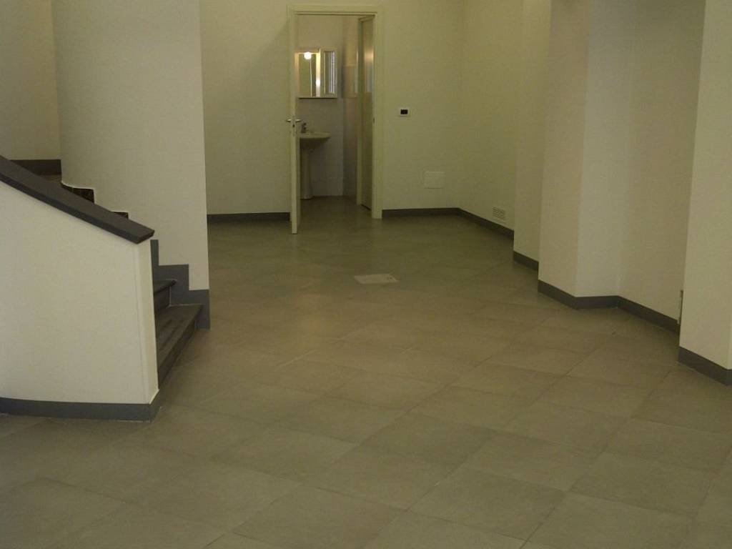 locale commerciale in affitto a Bologna