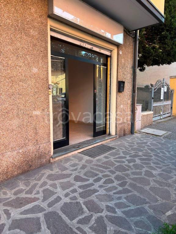 negozio in affitto a Bologna in zona Murri