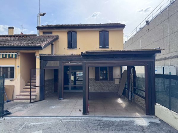 locale commerciale in affitto a Bologna