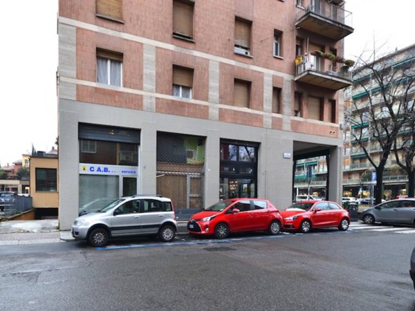 negozio in affitto a Bologna in zona Reno