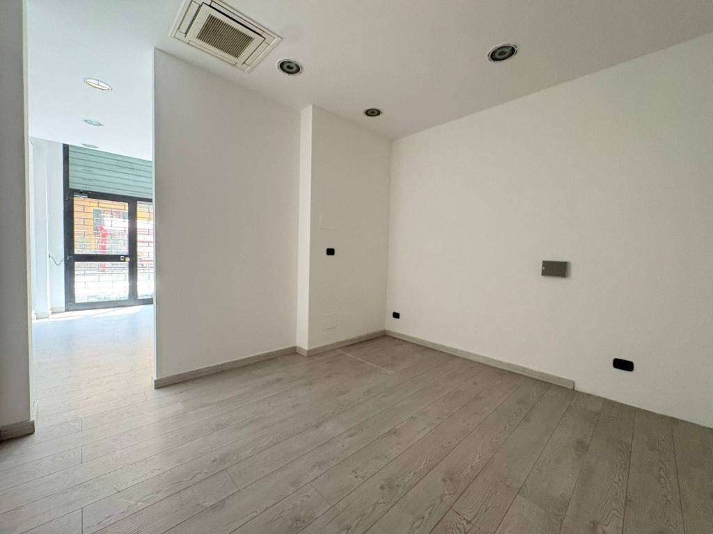 negozio in affitto a Bologna in zona Andrea Costa