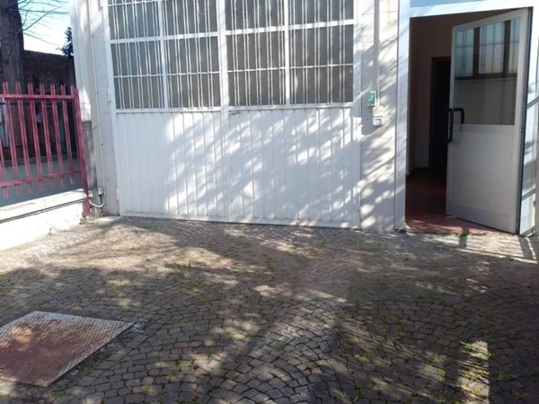 locale commerciale in affitto a Bologna in zona Santa Viola