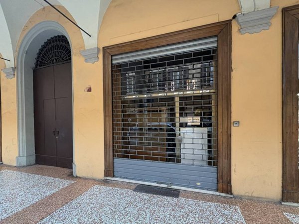negozio in affitto a Bologna in zona Santo Stefano