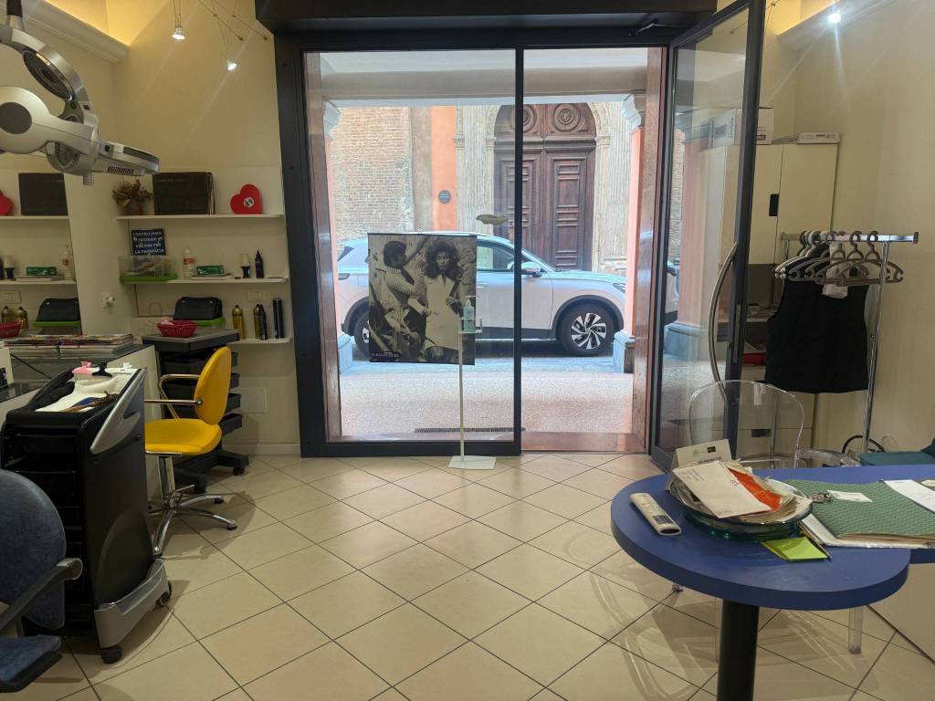 negozio in affitto a Bologna