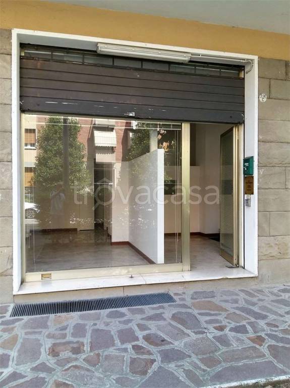 negozio in affitto a Bologna in zona Saffi