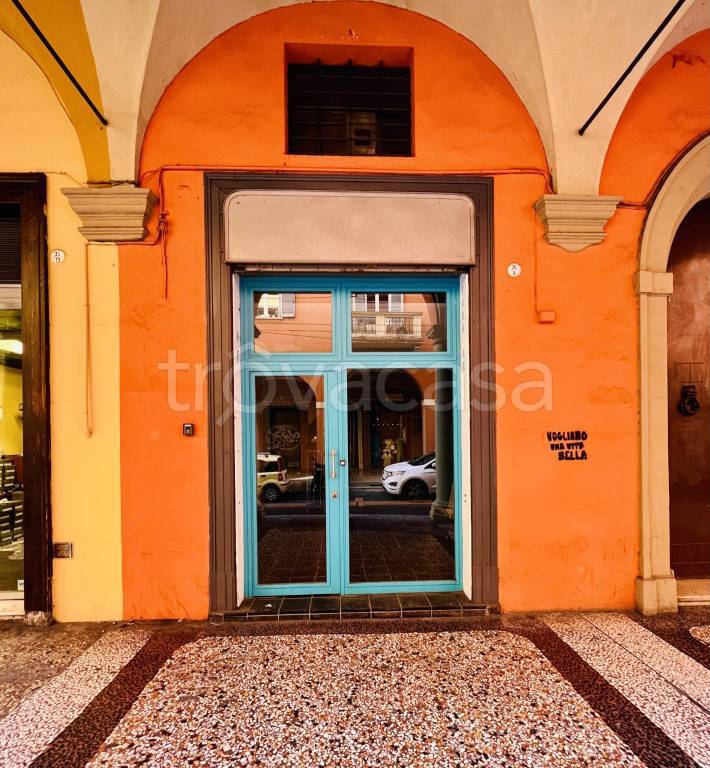 negozio in affitto a Bologna in zona San Vitale