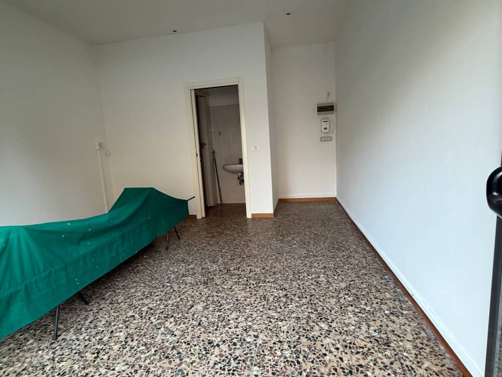 negozio in affitto a Bologna in zona Santa Viola