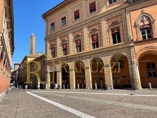 negozio in affitto a Bologna in zona Santo Stefano